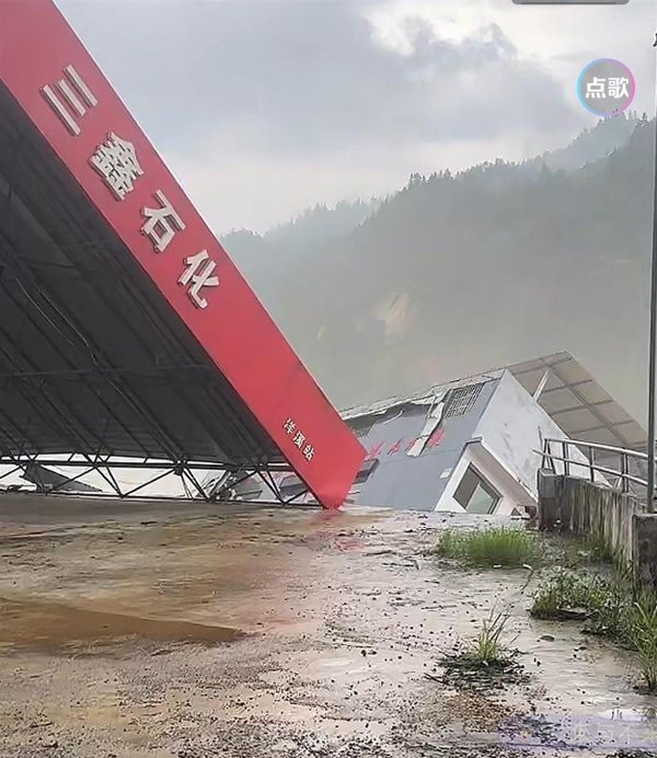 牛盈宝 柳州都柳江边一家未投入使用的加油站歪倒，官方：无人员伤亡