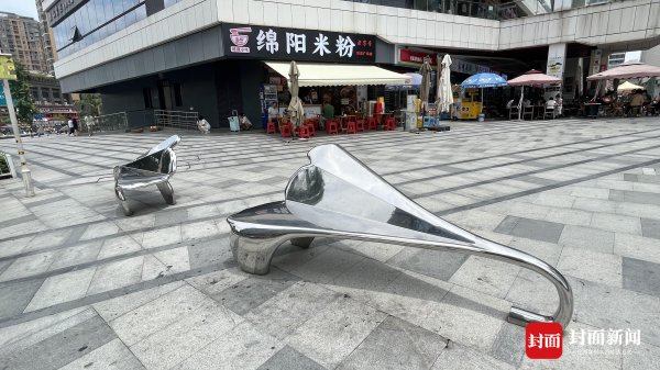 宇轩配资 广场上的“银杏座椅”夏日烫屁股？街道办回应：配合特色街区打造，不再更换｜云求助