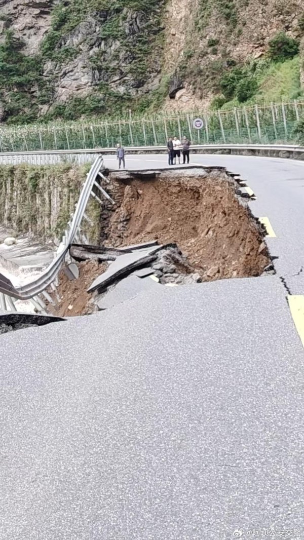 科云汇 水流冲垮国道路基 茂县213线交通管制